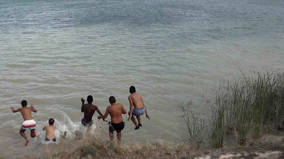 Un grupo de j&oacute;venes disfrutan de un ba&ntilde;o en la balsa de La Morea. EFE/Jes&uacute;s Diges