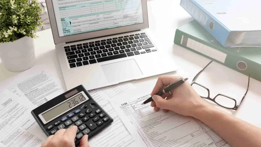 Un contable en plena gesti&oacute;n de una empresa. CEDIDA