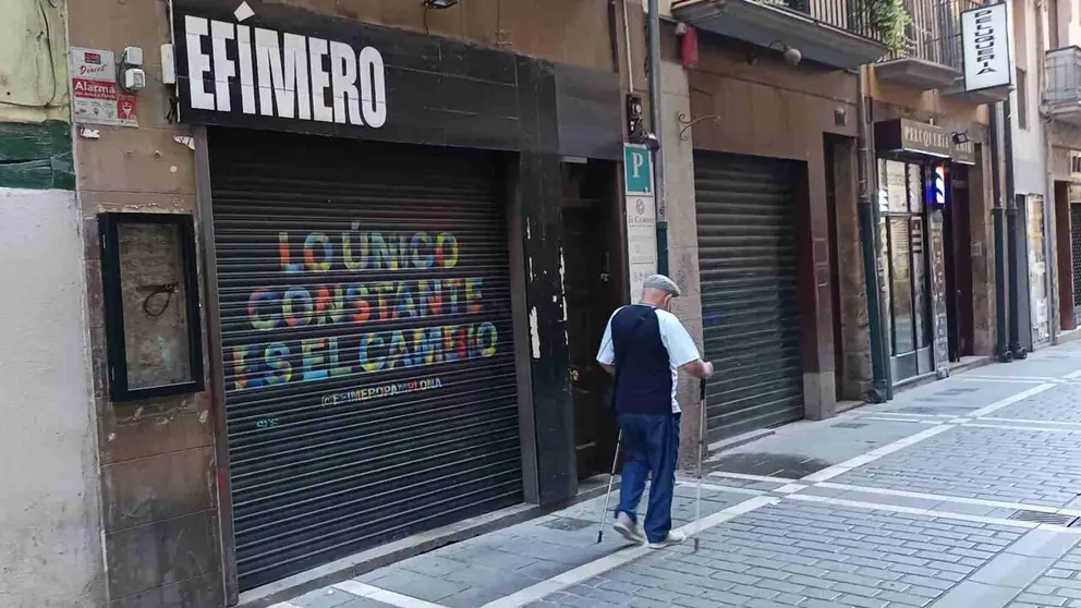 Persiana bajada del restaurante Ef&iacute;mero de Pamplona, en la calle San Gregorio. NAVARRA.COM