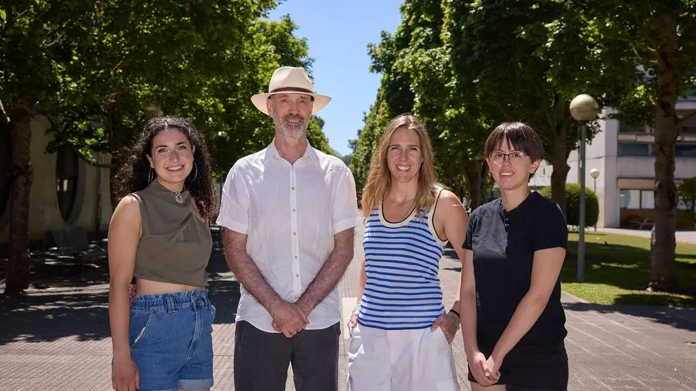 De izq. a dcha.: Elena Esteban Rezusta, Mark Beyebach, Marta Beranuy Fargues y Sylver Yllanes Lizarraga, en el campus de Pamplona (sede Arrosadia). UNIVERSIDAD P&Uacute;BLICA DE NAVARRA