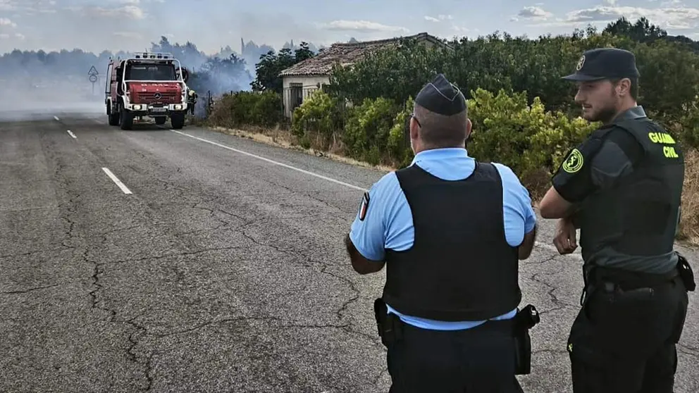 Efectivos de emergencias en el lugar del incendio. GUARDIA CIVIL