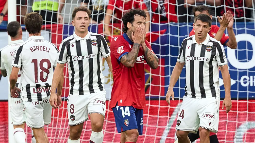 Jon Ander Olasagasti (8. Levante UD), Rub&eacute;n Garc&iacute;a (14. CA Osasuna) y Thiago (24. Levante UD) durante el partido de La Liga EA Sports entre CA Osasuna y Levante UD disputado en el estadio de El Sadar en Pamplona. I&Ntilde;IGO ALZUGARAY