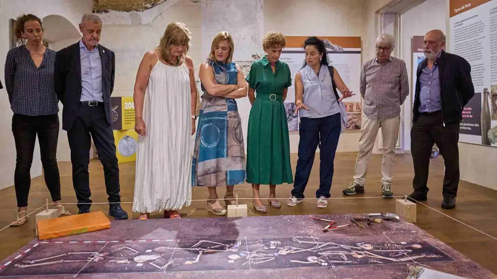 La Presidenta Chivite visita la exposici&oacute;n de Rozalejo junto a la vicepresidenta Ollo; la delegada del Gobierno en Navarra, Alicia Echeverr&iacute;a; el director general de Memoria y Convivencia, Mart&iacute;n Zabalza; el director del Instituto Navarro de la Memoria, Jos&eacute; Miguel Gast&oacute;n; y representantes de asociaciones memorialistas. GOBIERNO DE NAVARRA
