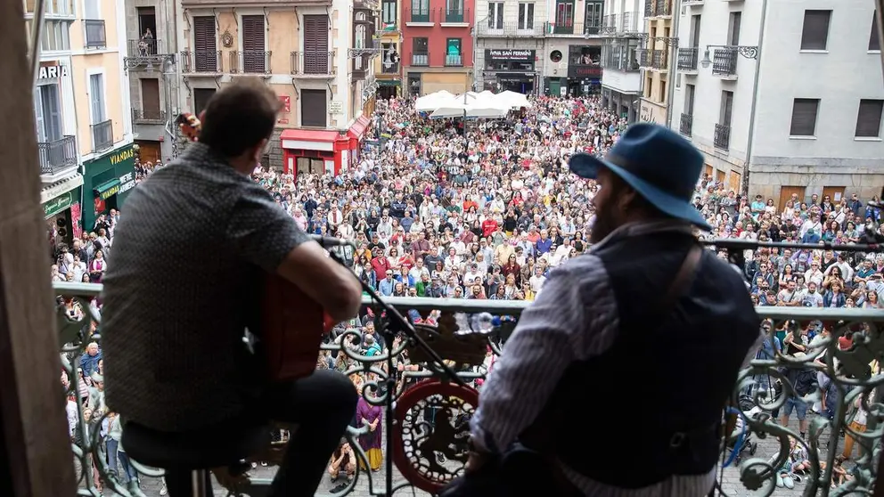 Otro concierto de flamenco desde el balc&oacute;n del Ayuntamiento de Pamplona. AYUNTAMIENTO DE PAMPLONA
