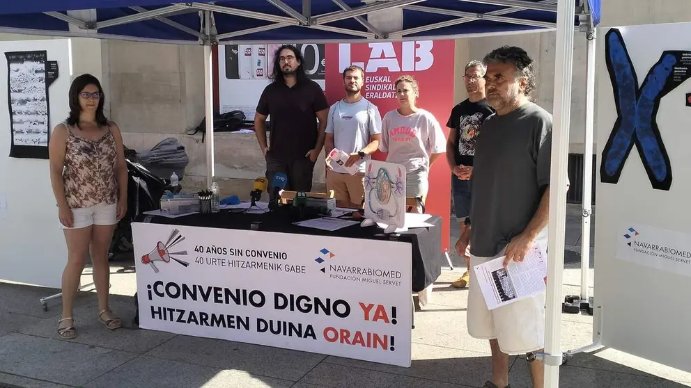 Concentraci&oacute;n para pedir la negociaci&oacute;n del convenio en Navarrabiomed. CEDIDA