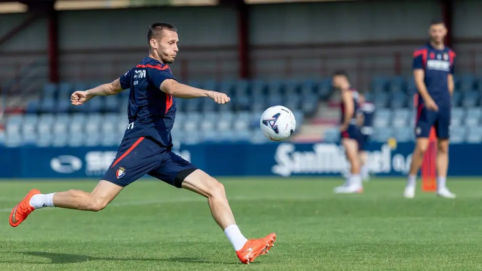 Jonathan Dubasin se entrena antes de jugar frente al Celta en Bala&iacute;dos. CA Osasuna.
