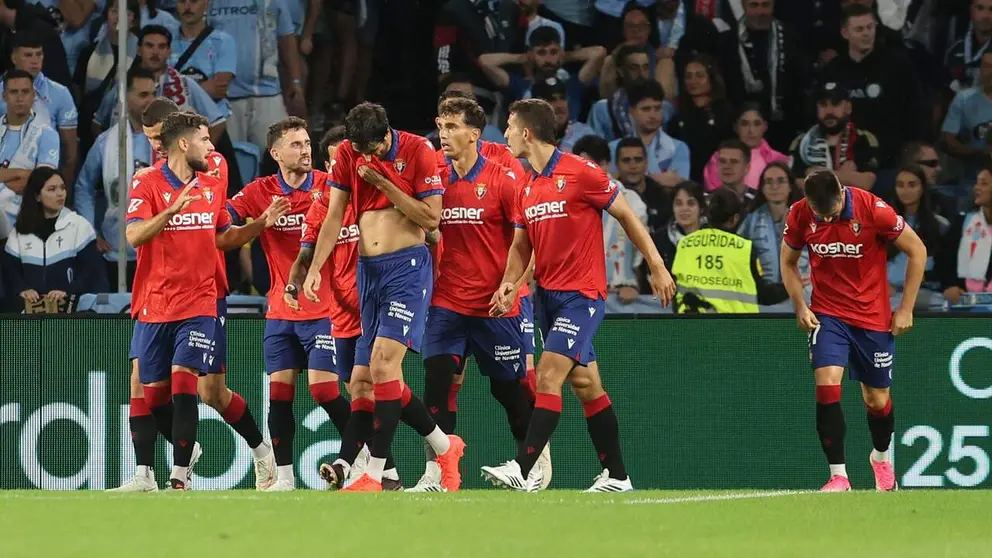 Los jugadores de Osasuna celebran su segundo gol durante el partido correspondiente a la primera jornada de la Liga EA Sports celebrado en el Estadio de Bala&iacute;dos de Vigo este jueves. EFE/Salvador Sas.