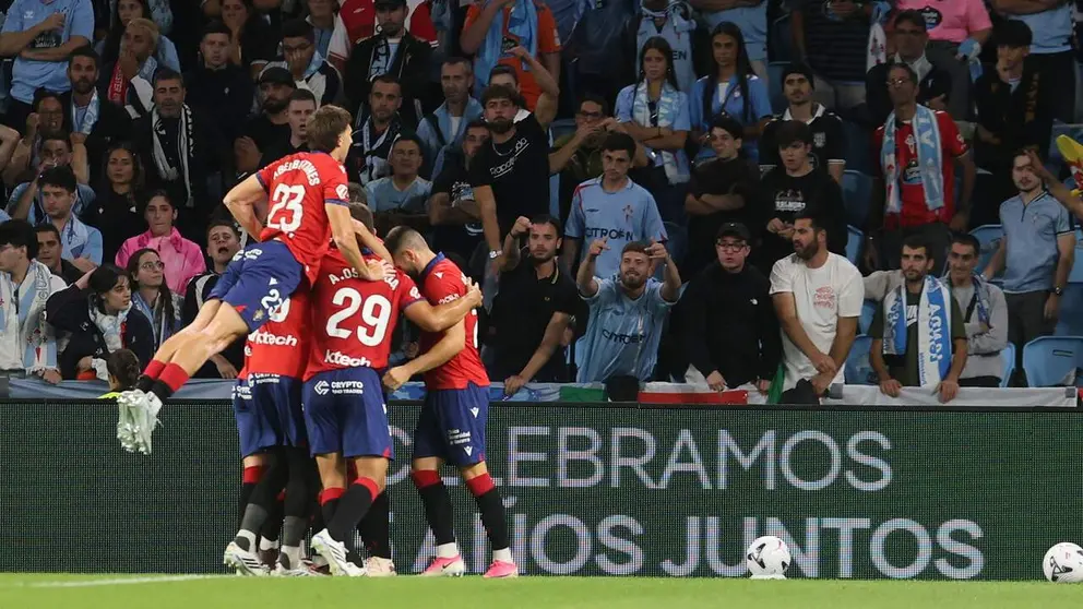 Los jugadores de Osasuna celebran el gol de Ante Budimir durante el partido correspondiente a la primera jornada de la Liga EA Sports jugado entre Celta de Vigo y Osasuna este jueves en el estadio de Bala&iacute;dos, en Vigo. EFE/Salvador Sas.