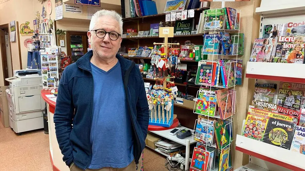 Luis Miguel Escudero en su librer&iacute;a El Kiosko de Olite. Navarra.com
