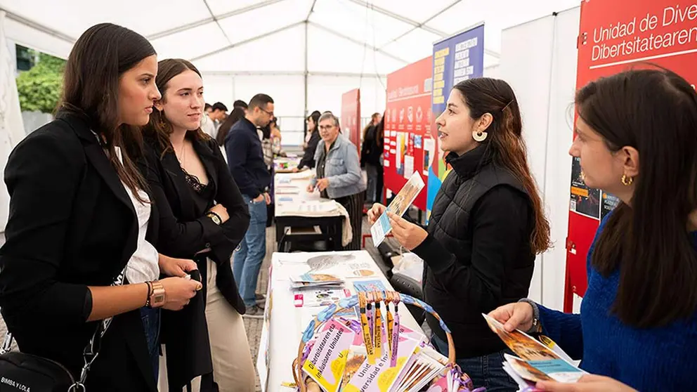 Estudiantes, en la jornada de bienvenida del curso pasado. UNIVERSIDAD P&Uacute;BLICA DE NAVARRA
