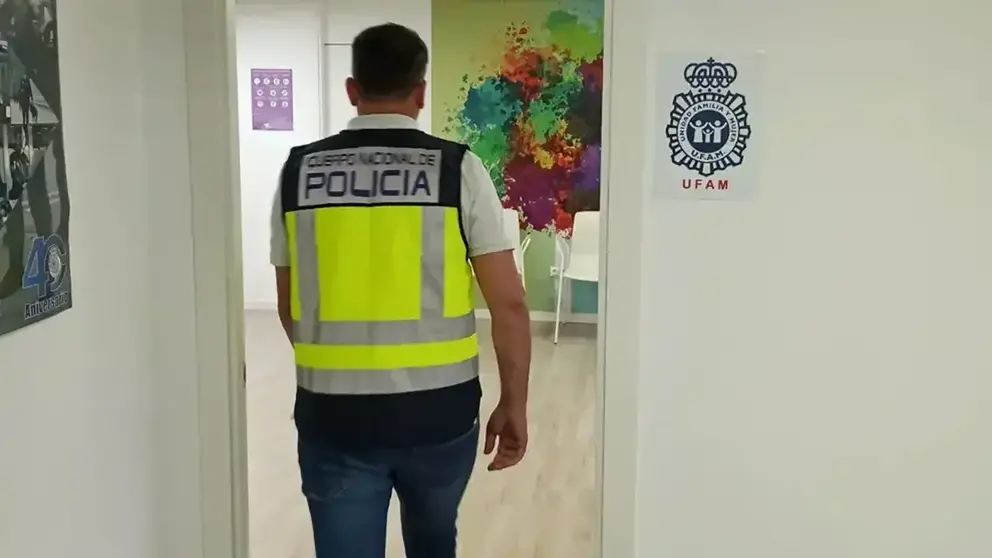 Un agente de la Unidad de Familia y Mujer (UFAM) de la Polic&iacute;a Nacional en dependencias policiales. POLIC&Iacute;A NACIONAL