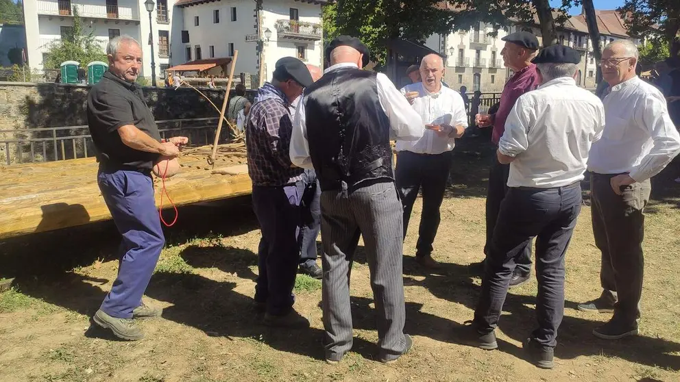 El consejero de Desarrollo Rural y Medio Ambiente del Gobierno de Navarra, Jos&eacute; Mari Aierdi, visita en Ochagav&iacute;a la elaboraci&oacute;n de una almad&iacute;a de dos tramos coincidiendo con la fiesta Orhipean. GOBIERNO DE NAVARRA