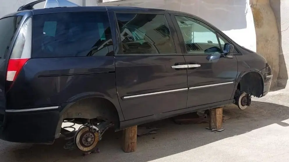 Coche al que han robado las ruedas en Caparroso. GUARDIA CIVIL