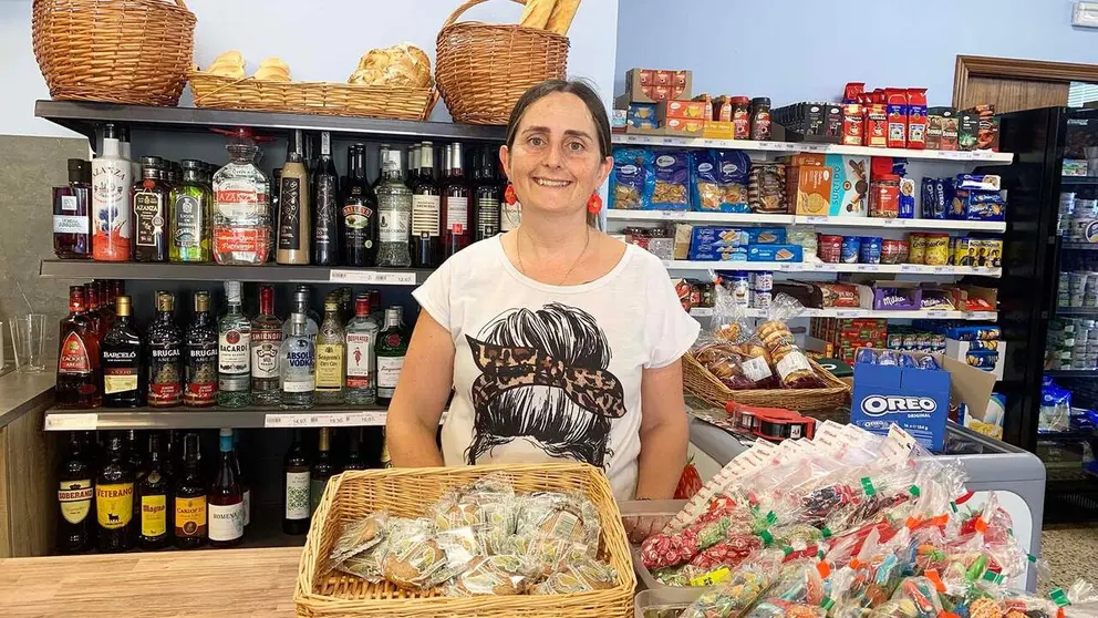 Yasmina Os&eacute;s en el mostrador de la Tiendita con cari&ntilde;o de Ab&aacute;rzuza. Navarra.com