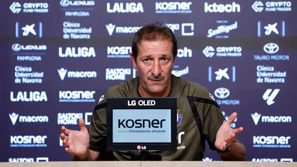 El entrenador de Osasuna, Luis Miguel Ramis, durante la rueda de prensa que ha ofrecido este domingo tras la sesi&oacute;n de entrenamiento del conjunto navarro a puerta cerrada en el estadio de El Sadar para preparar el partido del lunes ante el Getafe. EFE/Villar L&oacute;pez