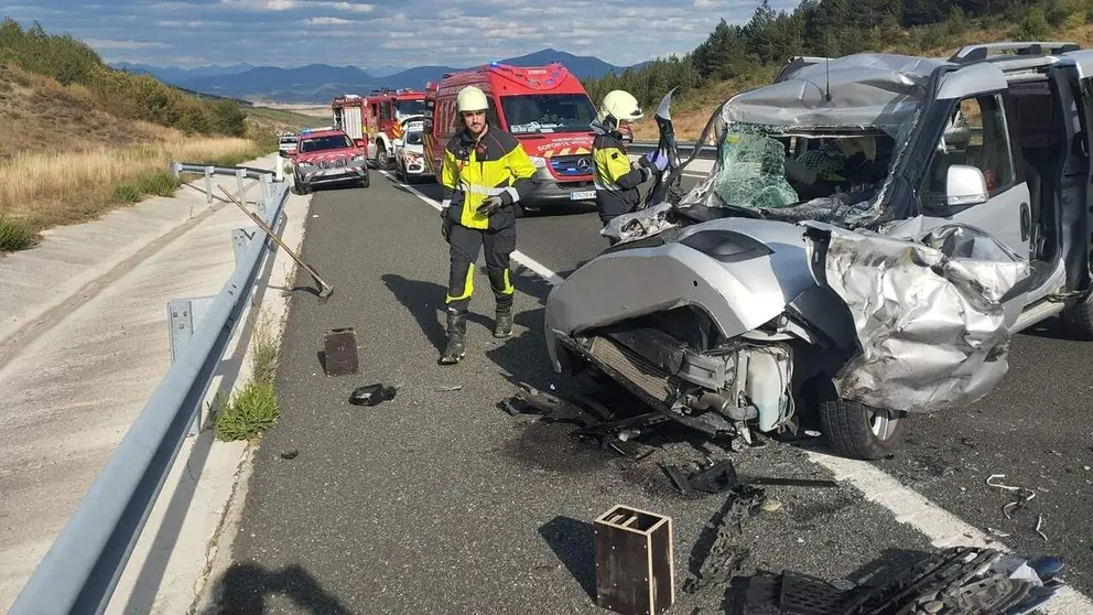 Estado en el que ha quedado el coche accidentado. BOMBEROS DE NAVARRA