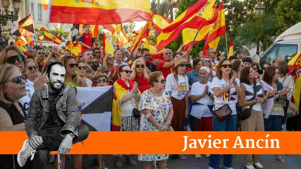 Decenas de personas durante una manifestaci&oacute;n pac&iacute;&shy;fica en Ceuta. EUROPA PRESS