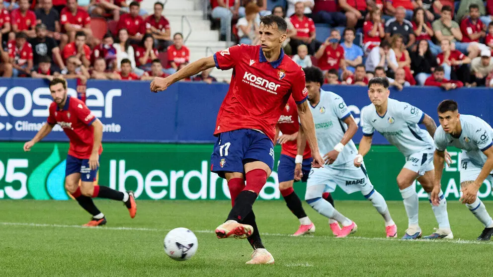Ante Budimir (17. OSA) remata y marca gol (1-0) durante el partido de LaLiga EA Sports entre CA Osasuna y Getafe CF disputado en el estadio de El Sadar en Pamplona. I&Ntilde;IGO ALZUGARAY