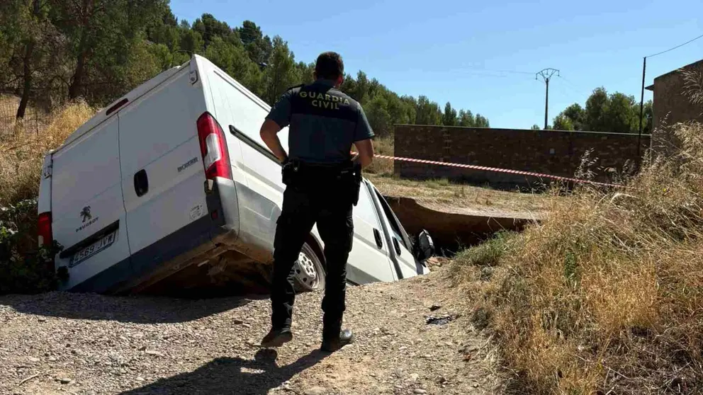 La furgoneta hundida tras colapsar el suelo. GUARDIA CIVIL