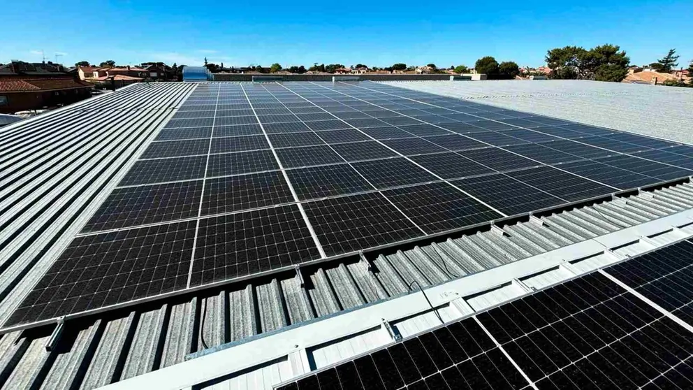 Plazas solares sobre el techo de las naves en Cintru&eacute;nigo. RIOS RENOVABLES
