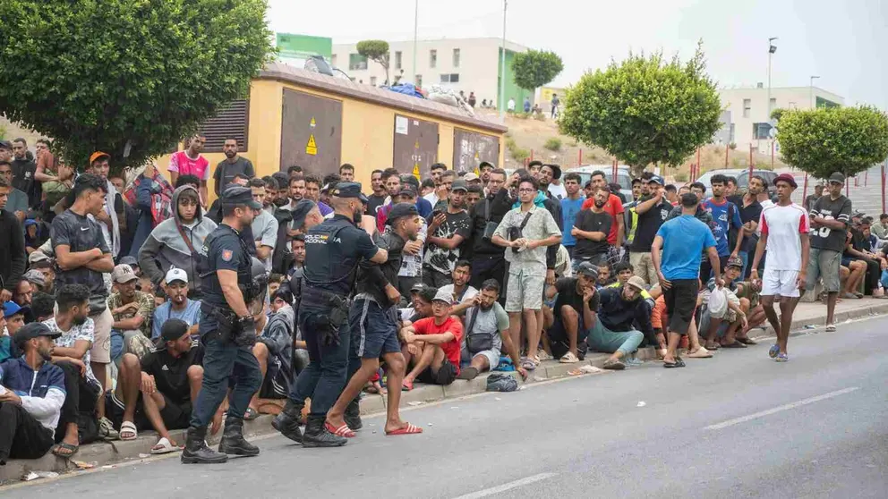 Varios agentes de la Polic&iacute;a Nacional controlan las colas de inmigrantes, a 1 de septiembre de 2026, en Ceuta. EUROPA PRESS