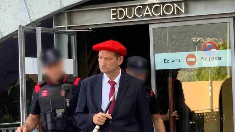 Ricardo Oficialdegui en el momento en el que es desalojado por la Polic&iacute;a Foral. CEDIDA