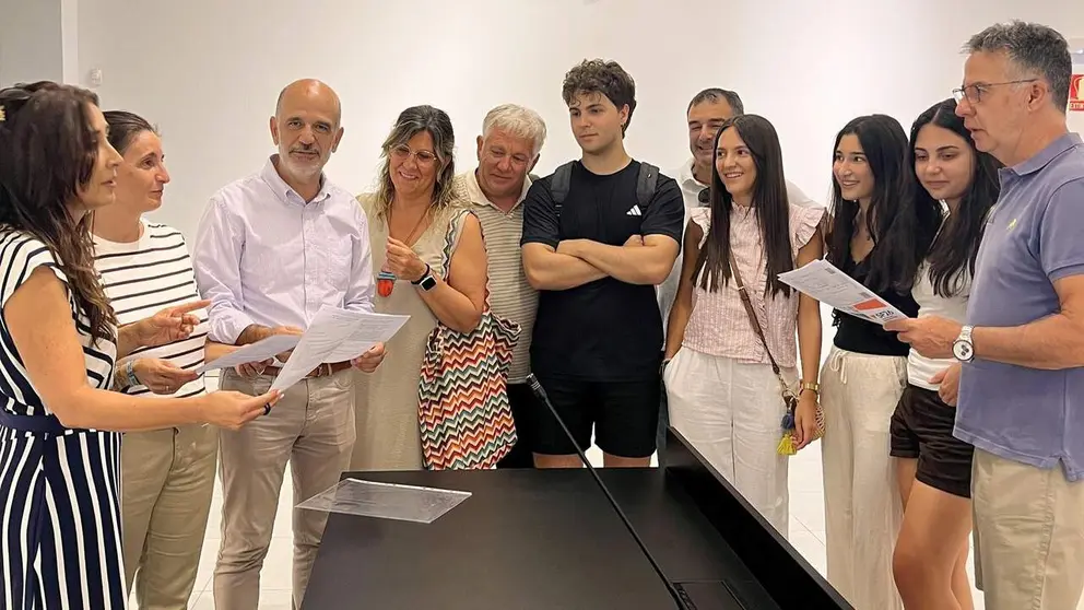 Reuni&oacute;n de representantes del colectivo con el diputado Alberto Catal&aacute;n