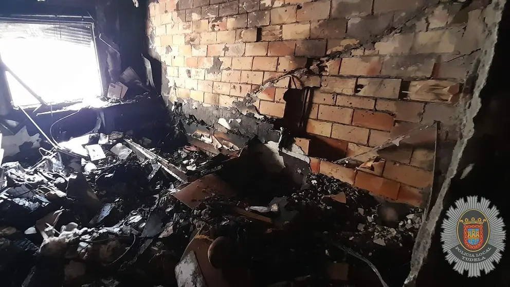 Imagen del incendio en el edificio de Tudela. POLIC&Iacute;A LOCAL DE TUDELA