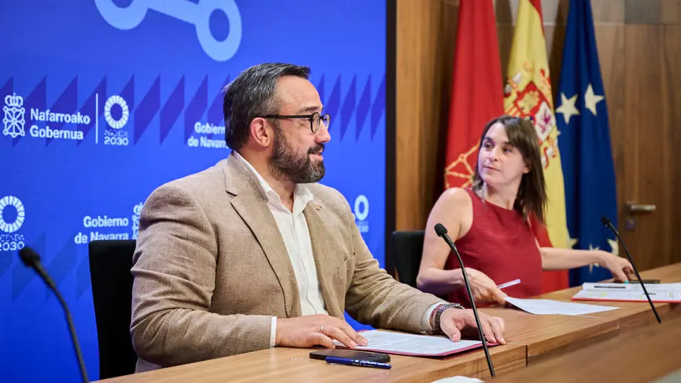 Javier Rem&iacute;rez, vicepresidente del Gobierno de Navarra, y Bego&ntilde;a Alfaro, consejera de Vivienda, comparecen en rueda de prensa tras la sesi&oacute;n del Gobierno de Navarra. PABLO LASAOSA