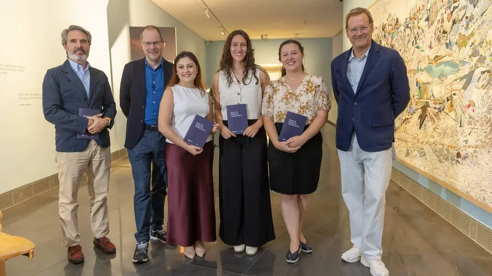 Jaime Garc&iacute;a del Barrio, director del MUN;&nbsp;Gabriel P&eacute;rez Barreiro, director art&iacute;stico del MUN;&nbsp;Pablo Ber&aacute;stegui, director de La Casa Encendida y las comisarias&nbsp;Angie Grijalva, Shalyne Ouellette y Elena Stanley&nbsp;en la inauguraci&oacute;n de&nbsp;Museo&nbsp;de Memorias Inconstantes.&nbsp;MUSEO UNIVERSIDAD DE NAVARRA