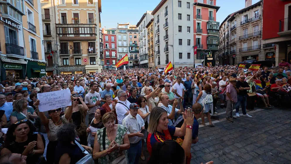Concentraci&oacute;n "en defensa de Ceuta y la integridad nacional" en la Plaza del Ayuntamiento de Pamplona. NAVARRA.COM