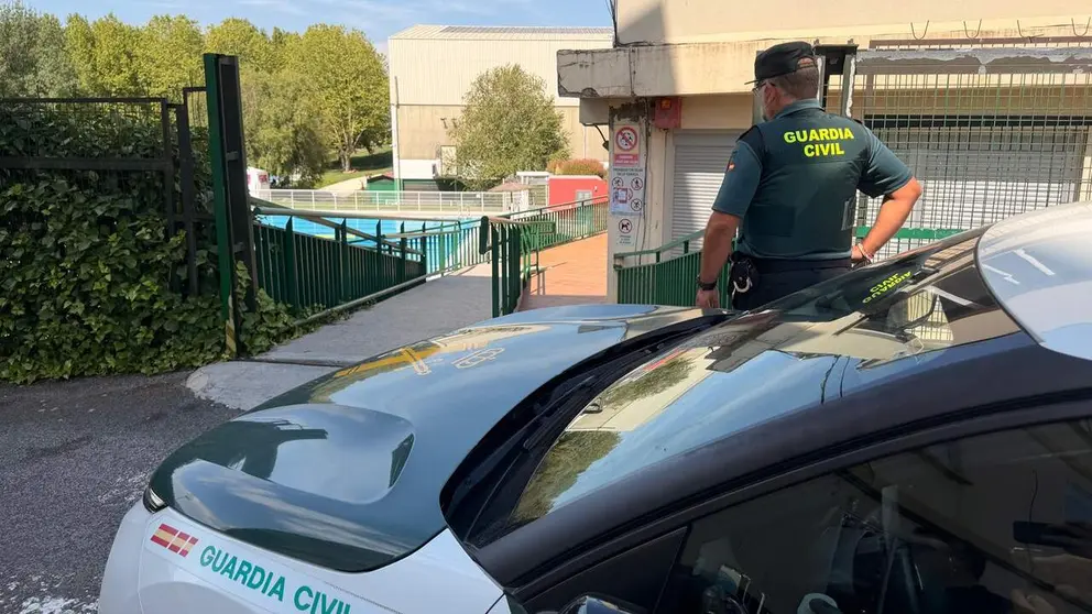 Un agente de la Guardia Civil en las piscinas de No&aacute;in. CEDIDA