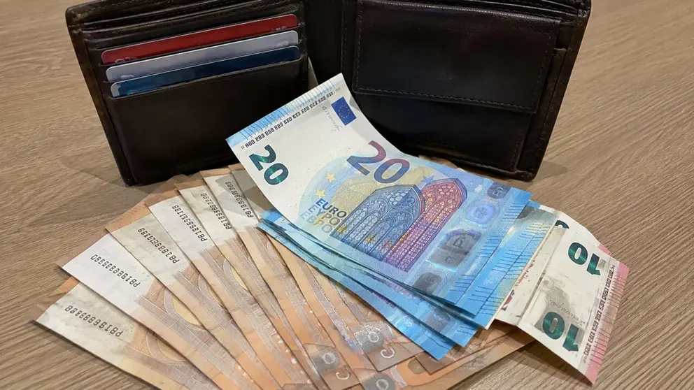 Imagen generada con IA de una cartera con dinero. CHAT GPT