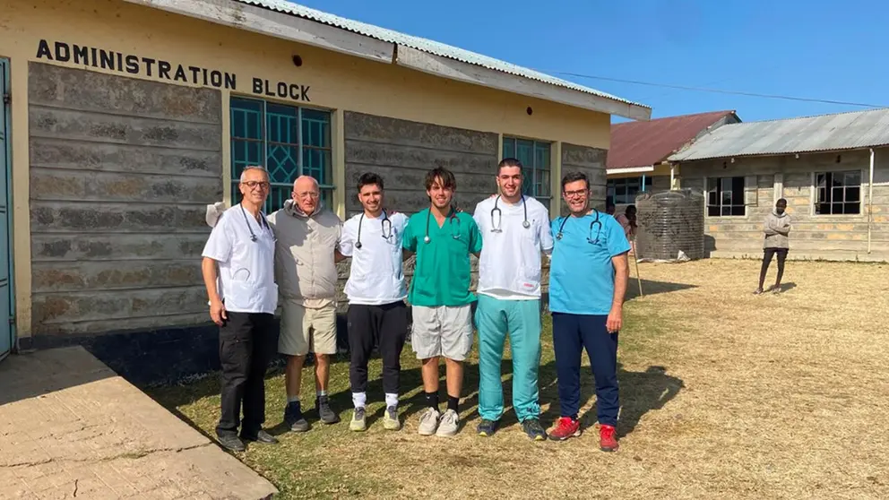 El Dr. Marc Vives, especialista de la Cl&iacute;nica Universidad de Navarra, junto a parte del equipo de voluntarios durante su estancia en Emorogi (Kenia) . CL&Iacute;NICA UNIVERSIDAD DE NAVARRA