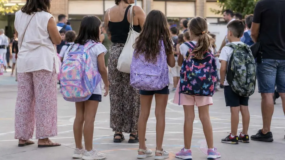 Varios ni&ntilde;os esperan en el patio para acceder al colegio.