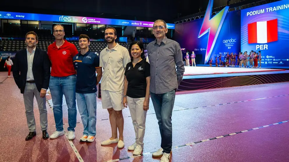 Pista central de&nbsp;Navarra Arena&nbsp;con Jes&uacute;s Carballo (RFEG); Jorge Aguirre (INDAF); Miquel Ma&ntilde;&eacute; (bicamp&eacute;on del mundo delegaci&oacute;n espa&ntilde;ola) &Iacute;&ntilde;igo G&oacute;mez (Dtor &aacute;rea deporte Ayto Pamplona); Naomi Valenzo (vicepresidenta FIG) Josu Ros, (FND).
