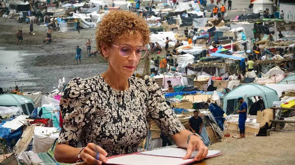 Mar&iacute;a Chivite, sobre una imagen de centenares de inmigrantes acampan en la playa del Trampol&iacute;n en Ceuta