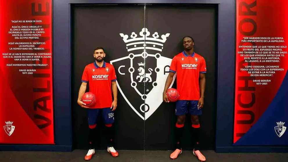 El atacante franc&eacute;s Romain Del Castillo (i) y el central gan&eacute;s Rockson Yeboah han llegado a Osasuna para "darlo todo" por su nuevo equipo y tener una oportunidad de debutar en la Liga espa&ntilde;ola. En conferencia de prensa en el estadio de El Sadar, Del Castillo, procedente del Brest franc&eacute;s, ha asegurado que siempre le ha gustado y siempre ha tenido "el sue&ntilde;o de jugar en la Liga espa&ntilde;ola". Al respecto, ha comentado que Osasuna es "un club asentado en la Liga espa&ntilde;ola", lo que para &eacute;l es "muy positivo". &Eacute;sta era "la ocasi&oacute;n perfecta de ver otras cosas, de ver otras competiciones", ha afirmado. Por su parte, Rockson Yeboah, procedente del IFK G&ouml;teborg sueco, ha reconocido que para &eacute;l "este a&ntilde;o va a ser muy especial". Ya sabe lo que Luis Miguel Ramis espera de &eacute;l y est&aacute; "preparad&iacute;simo para darlo todo, esperando que me den la oportunidad". EFE/ Jes&uacute;s Diges