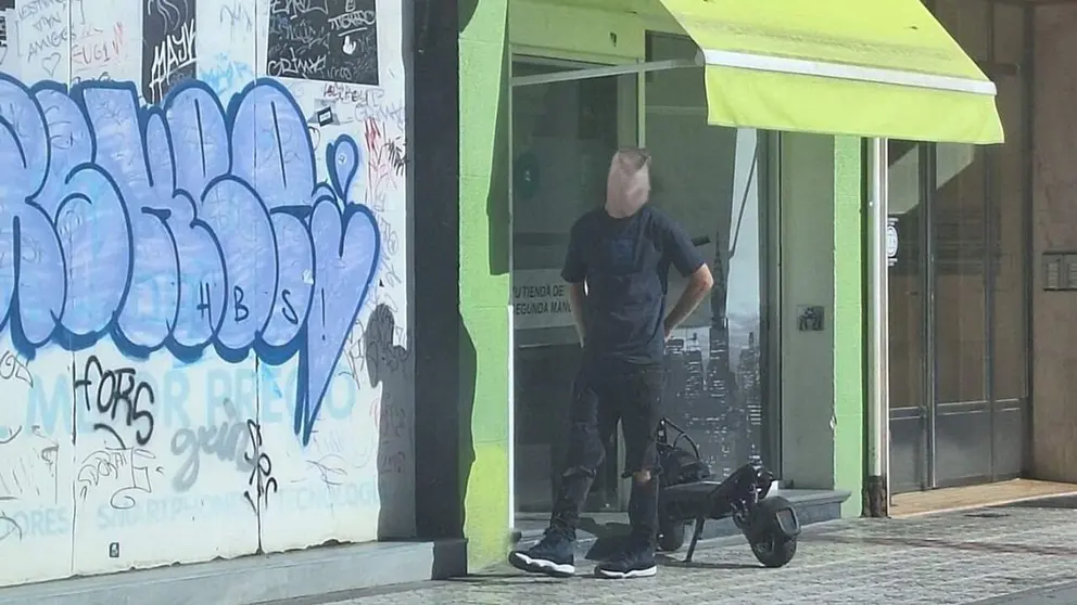 Imagen del detenido, junto al patinete el&eacute;ctrico robado frente al establecimiento donde lo iba a empe&ntilde;ar. POLIC&Iacute;A FORAL