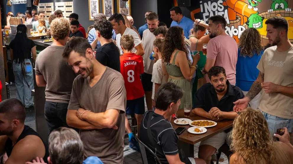 Un grupo de clientes en la inauguraci&oacute;n del nuevo bar de La Growler&iacute;a. CEDIDA