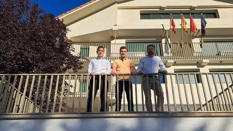 El consejero de Industria y Transici&oacute;n Ecol&oacute;gica y Digital Empresarial, Mikel Irujo; el alcalde de Esteribar, Guillermo Larrayoz, y el director general de Fomento Empresarial e Infraestructuras, I&ntilde;igo Arruti. GOBIERNO DE NAVARRA