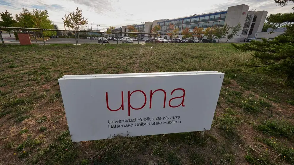 Letrero de la UPNA en las instalaciones de la universidad. EDUARDO SANZ / EUROPA PRESS