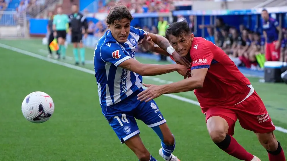 El delantero croata de Osasuna, Ante Budimir (d), intenta superar al centrocampista de Osasuna, Rub&eacute;n Garc&iacute;a, durante el encuentro correspondiente a la cuarta jornada de Laliga EA Sports que disputan este domingo Alav&eacute;s y Osasuna en el estadio de Mendizorroza, en Vitoria. EFE / ADRIAN RUIZ HIERRO.