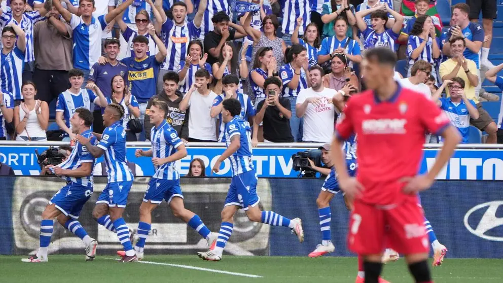 El jugador del Alav&eacute;s Lucas Boy&eacute; (i), celebra su gol durante el encuentro correspondiente a la cuarta jornada de Laliga EA Sports que disputan este domingo Alav&eacute;s y Osasuna en el estadio de Mendizorroza, en Vitoria.EFE/ Adri&aacute;n Ruiz Hierro.