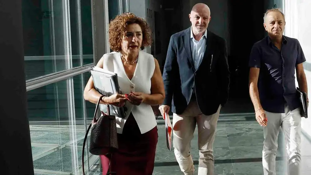 Los parlamentarios de UPN Javier Esparza (c), Yolanda Ib&aacute;&ntilde;ez y Juan Luis S&aacute;nchez de Muni&aacute;in (d) asisten a la primera sesi&oacute;n del curso de la Junta y la Mesa de Portavoces del Parlamento foral. EFE/ Jes&uacute;s Diges