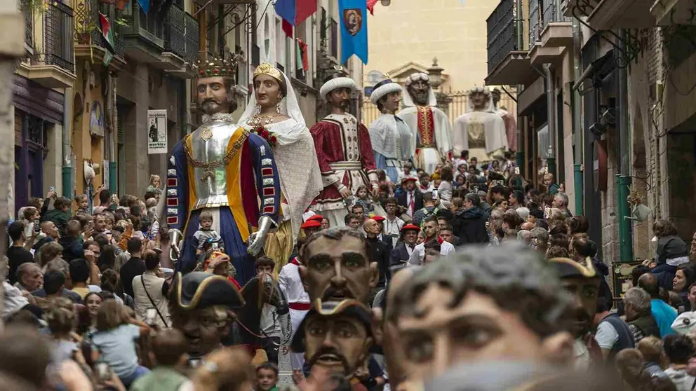 Gigantes de Pamplona en la calle Curia durante la celebraci&oacute;n del Privilegio de la Uni&oacute;n en 2025. AYUNTAMIENTO DE PAMPLONA