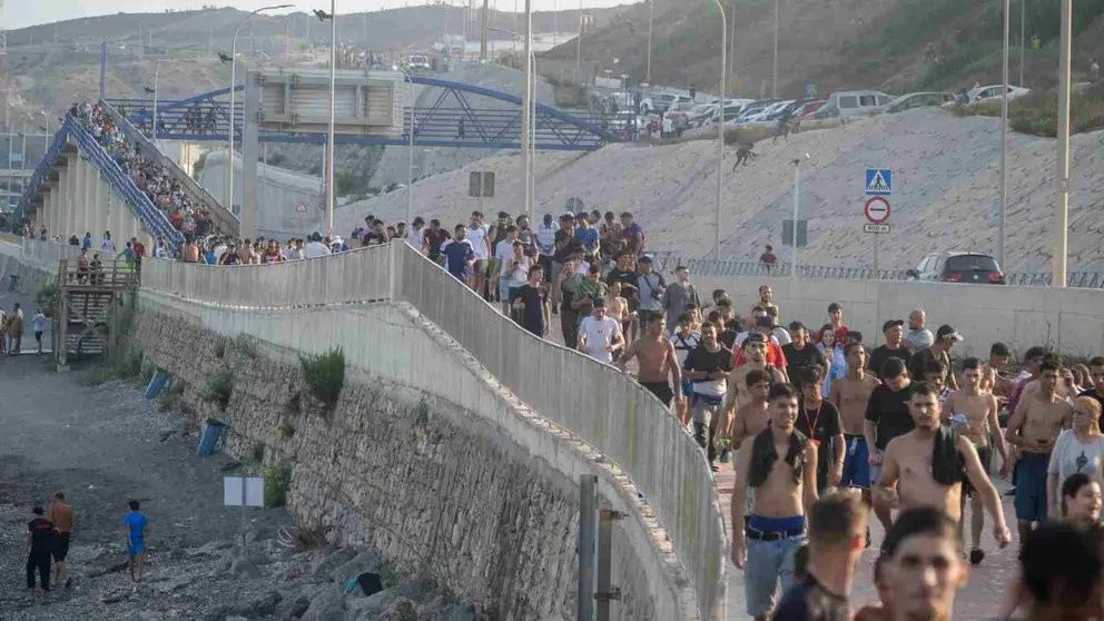 Miles de marroqu&iacute;es celebran haber traspasado la frontera entre Ceuta y Marruecos. EUROPA PRESS