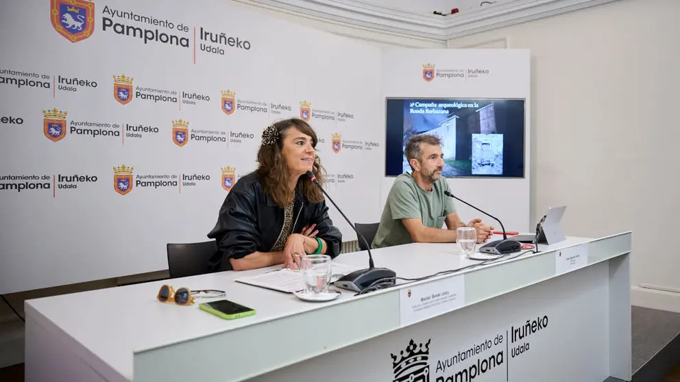 La concejala de Cultura, Fiestas y Deporte, Maider Beloki, y el arque&oacute;logo I&ntilde;aki Sagredo comparecen en rueda de prensa para presentar la segunda fase de los trabajos de excavaci&oacute;n arqueol&oacute;gica en el entorno de la Catedral. PABLO LASAOSA