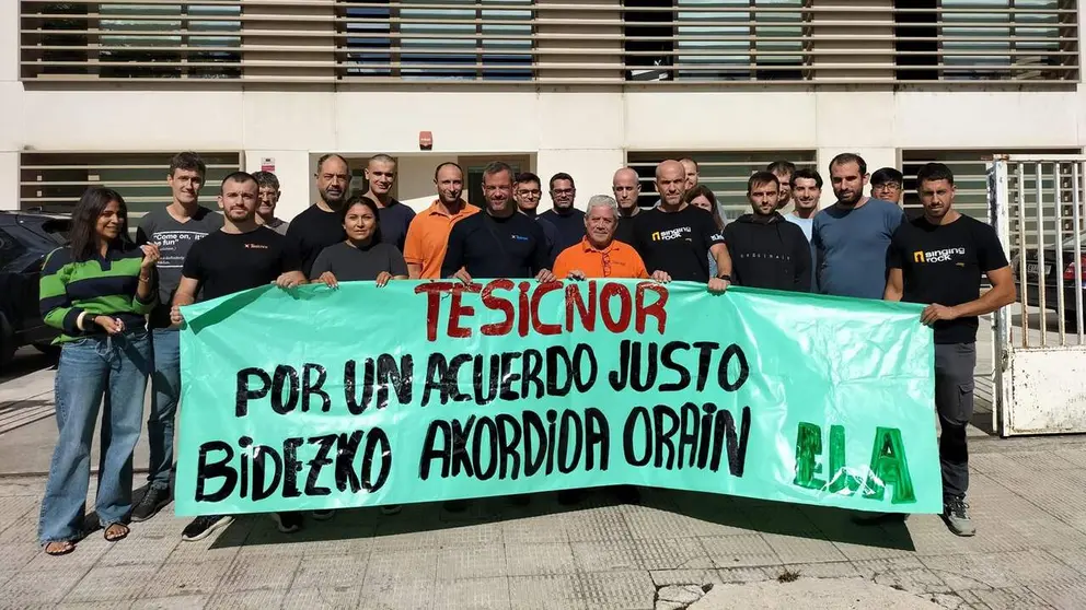 Varios trabajadores de Tesicnor en la concentraci&oacute;n de este mi&eacute;rcoles. CEDIDA
