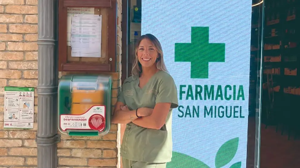 Oihane Andueza junto al desfibrilador de la farmacia San Miguel de Estella. CEDIDA